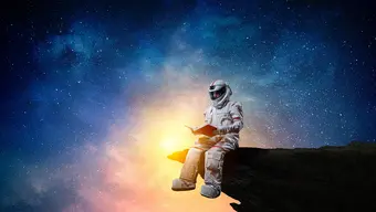 Abstrakcyjna grafika przedstawiająca astronautę w skafandrze siedzącego na wystepie skalnym. Trzyma otwartą książkę.